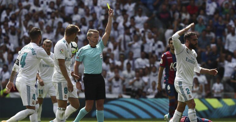 Carvajal se queja amargamente de una amarilla durante el Real Madrid - Levante