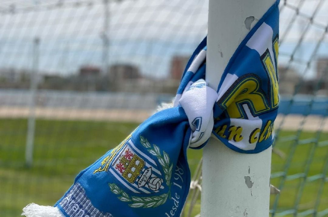 Una de las porterías del Estadio Municipal &#039;El Montecillo&#039; con una bufanda de la Arandina.