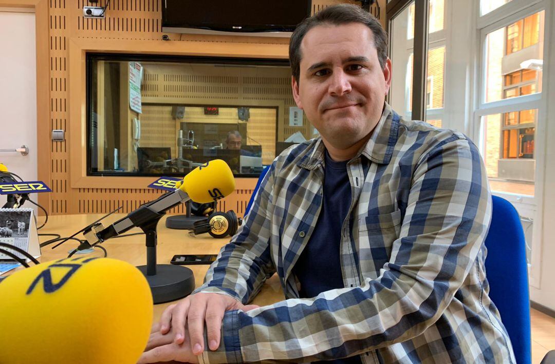 Sergio Ramos, candidato de Cambiemos a la alcaldía de Murcia el próximo 26M, en los estudios de la SER