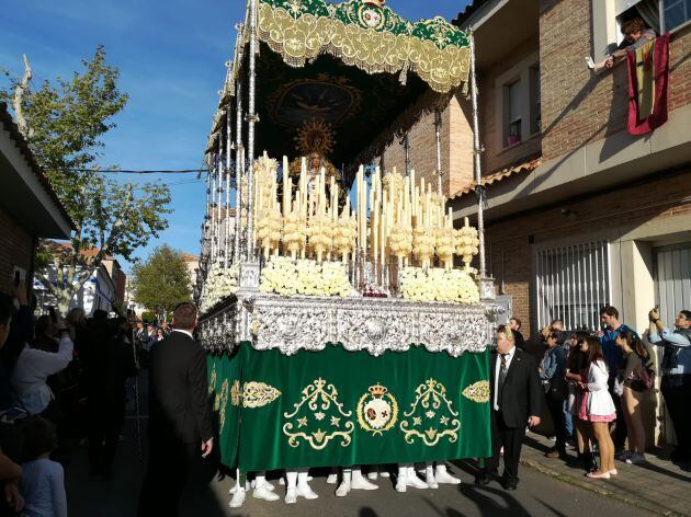 Paso de Nuestra Señora de la Esperanza junto a la parroquia del Pilar, a su salida este martes santo