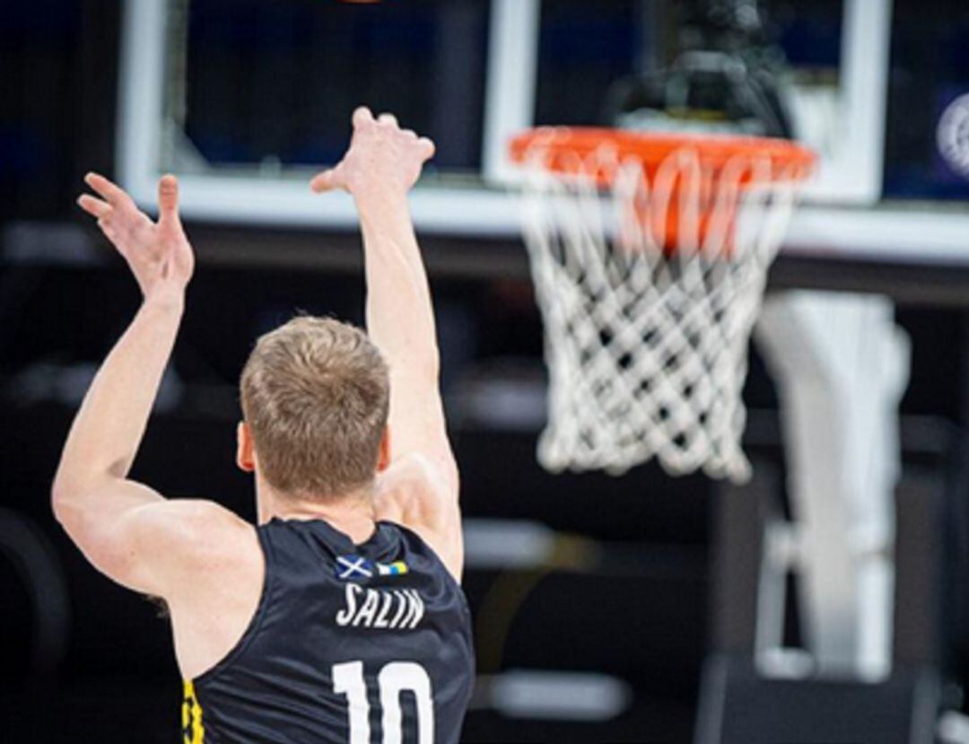 Sasu Salin tira a canasta.