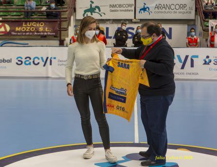 La ciclista arandina, Sara Martín, recibe la camiseta de club con su nombre de manos del presidente, Eusebio Martín.