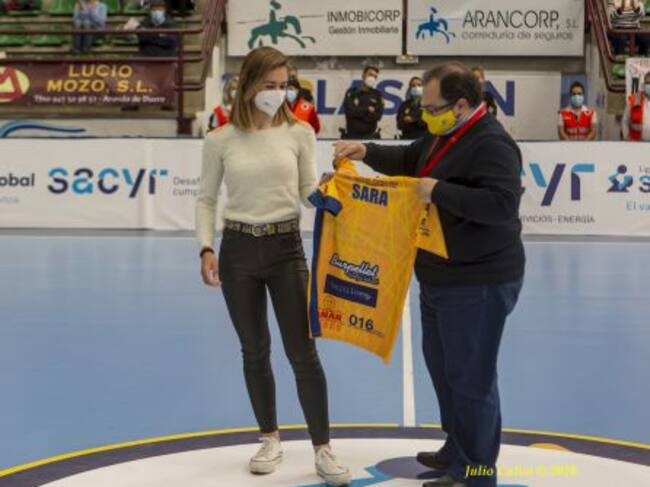La ciclista arandina, Sara Martín, recibe la camiseta de club con su nombre de manos del presidente, Eusebio Martín.