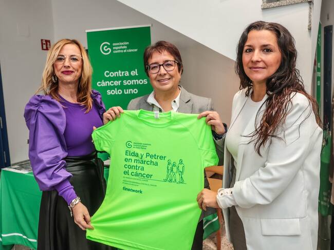 Juani Ochoa, concejala de Participación Ciudadana de Petrer; Ana Juan, presidenta de la AECC Elda - Petrer y Elisabeth Belda, concejala de Salud de Elda; han presentado la camiseta para la Marcha Solidaria