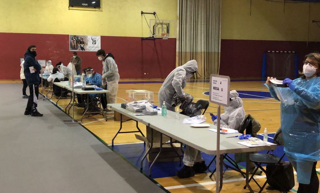 Los miembros de mesas electorales con los trajes de protección individual (EPI) para atender a los electores contagiados o sospechosos de coronavirus.