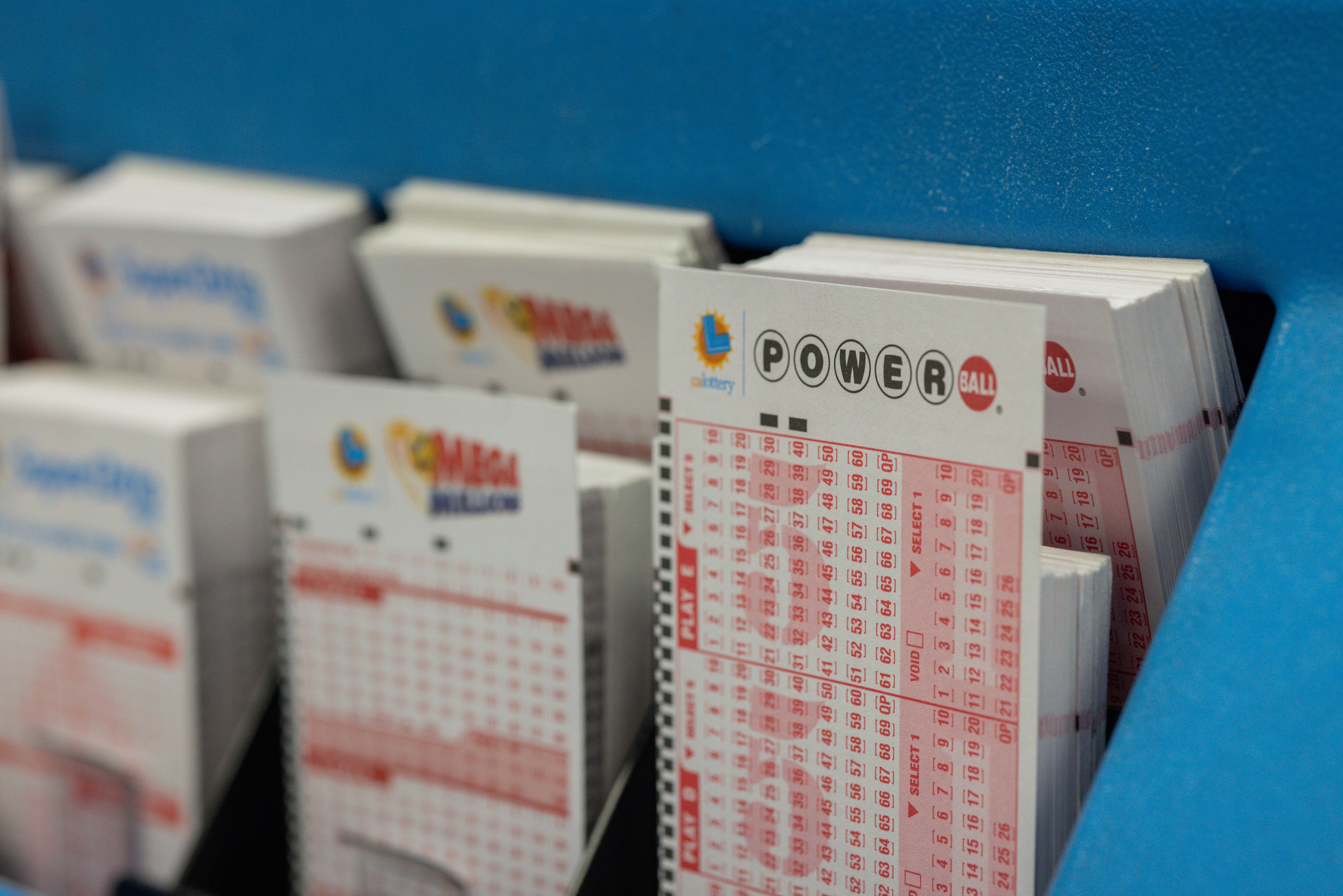 Boletos de la lotería Powerball en una administración de Hawthorne, California