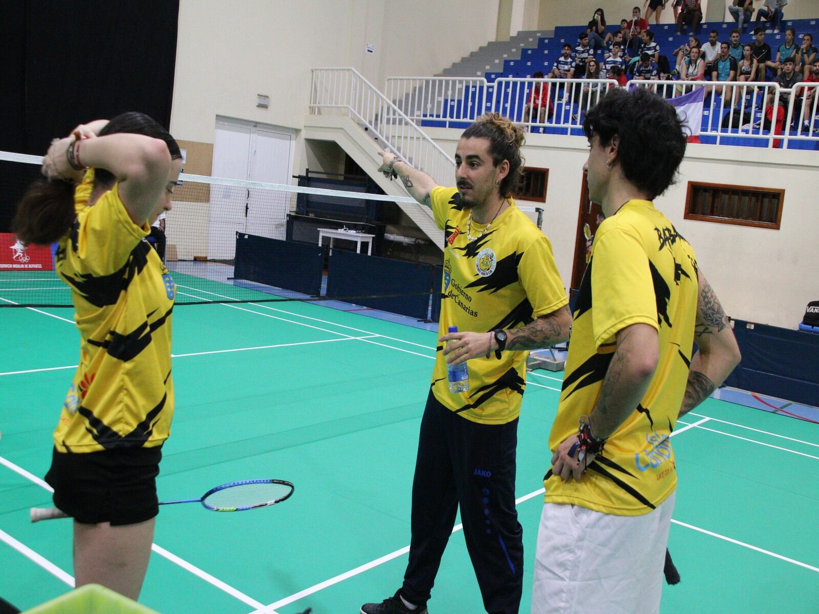 Miguel Barbado dando instrucciones a jugadores del Lanzarote Raqueta Club.