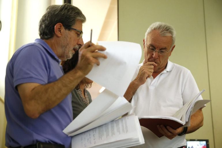 GRA378. MADRID, 25/05/2015.- El líder de IU, Cayo Lara (d), conversa con el secretario de Organización, Adolfo Barrena, tras la reunión de la dirección y de los coordinadores regionales que han podido venir para analizar los resultados electorales. EFE/Ju