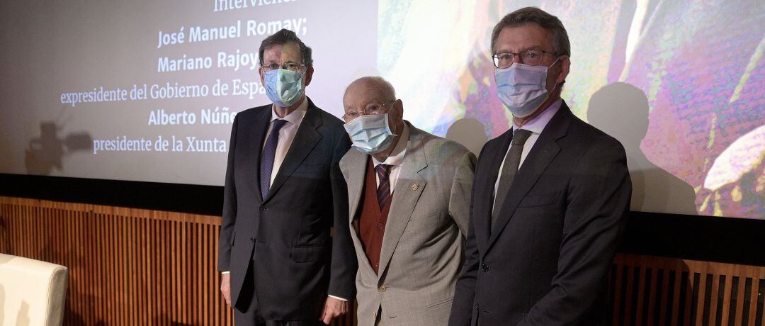 El expresidente del Gobierno, Mariano Rajoy, el jurista José Manuel Romay y el presidente de la Xunta de Galicia Alberto Núñez Feijoo durante la presentación de las memorias de Romay, en A Coruña