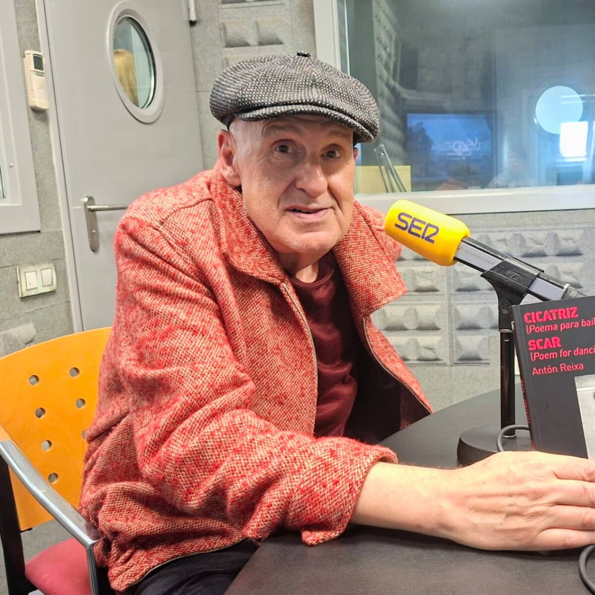 Antón Reixa: "Me considero un poeta por encima de todas las cosas"