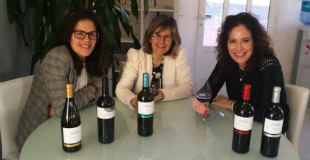 Gema Garrido, a la derecha, con otras compañeras de trabajo en bodega