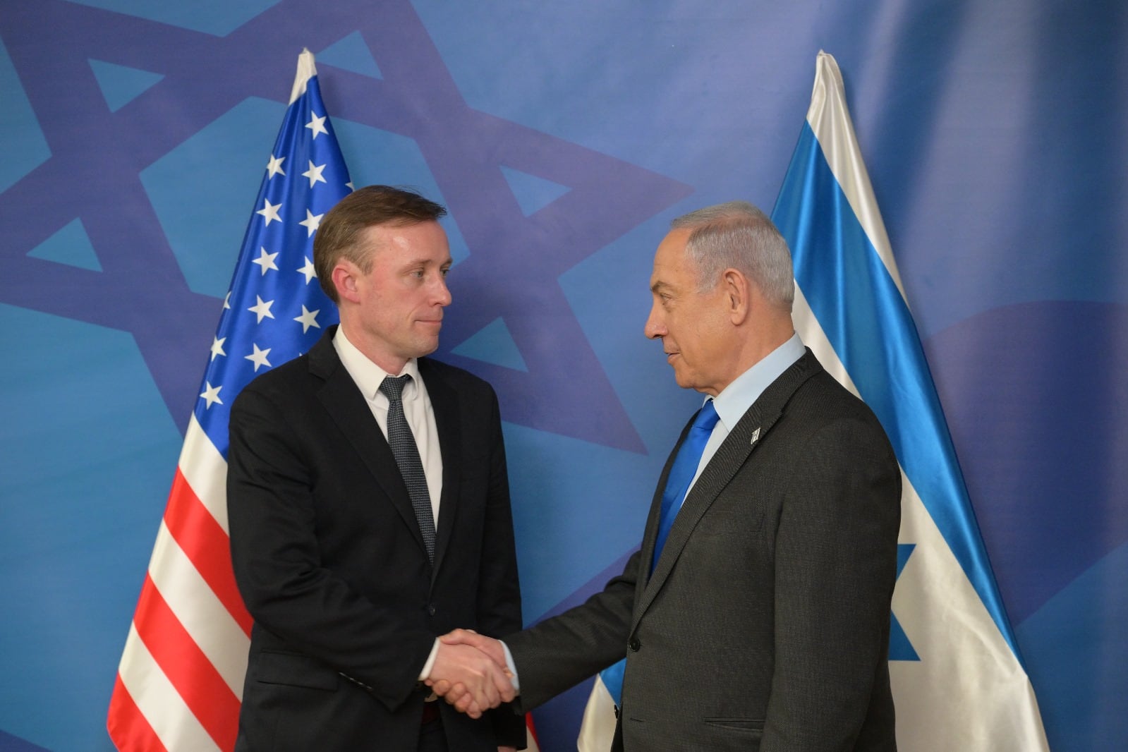 El primer ministro de Israel, Benjamín Netanyahu saluda al asesor de seguridad nacional de EEUU, Jake Sullivan, tras su reunión con el gabinete de guerra en la sede militar de Israel, la base de Kirya