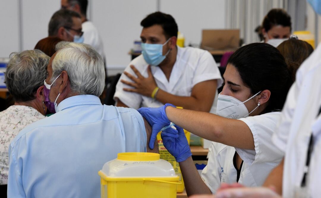 Proceso de vacunación durante uno de los grandes centros habilitados por la Consejería de Sanidad del Gobierno de Canarias