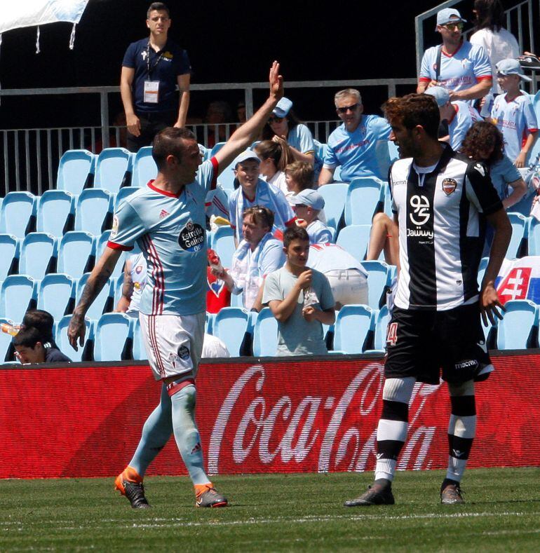 Iago celebra el segundo gol al Levante