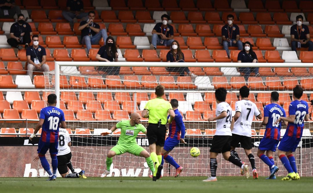 Marco Dmitrovic no puede hacer nada ante otro gol del Valencia. Se consumaba su regreso a Segunda