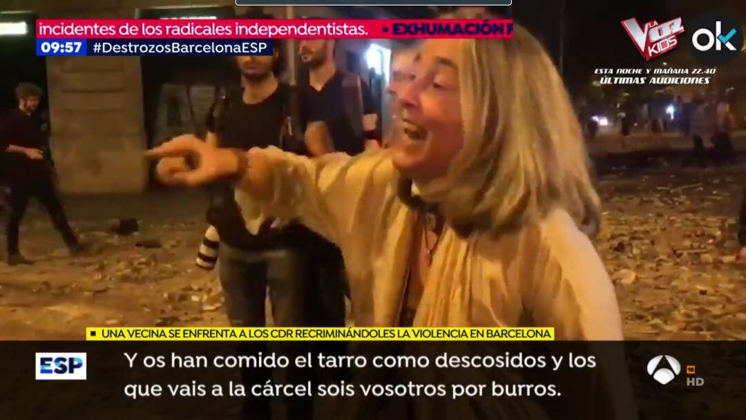 Bronca en una calle destrozada de Barcelona.