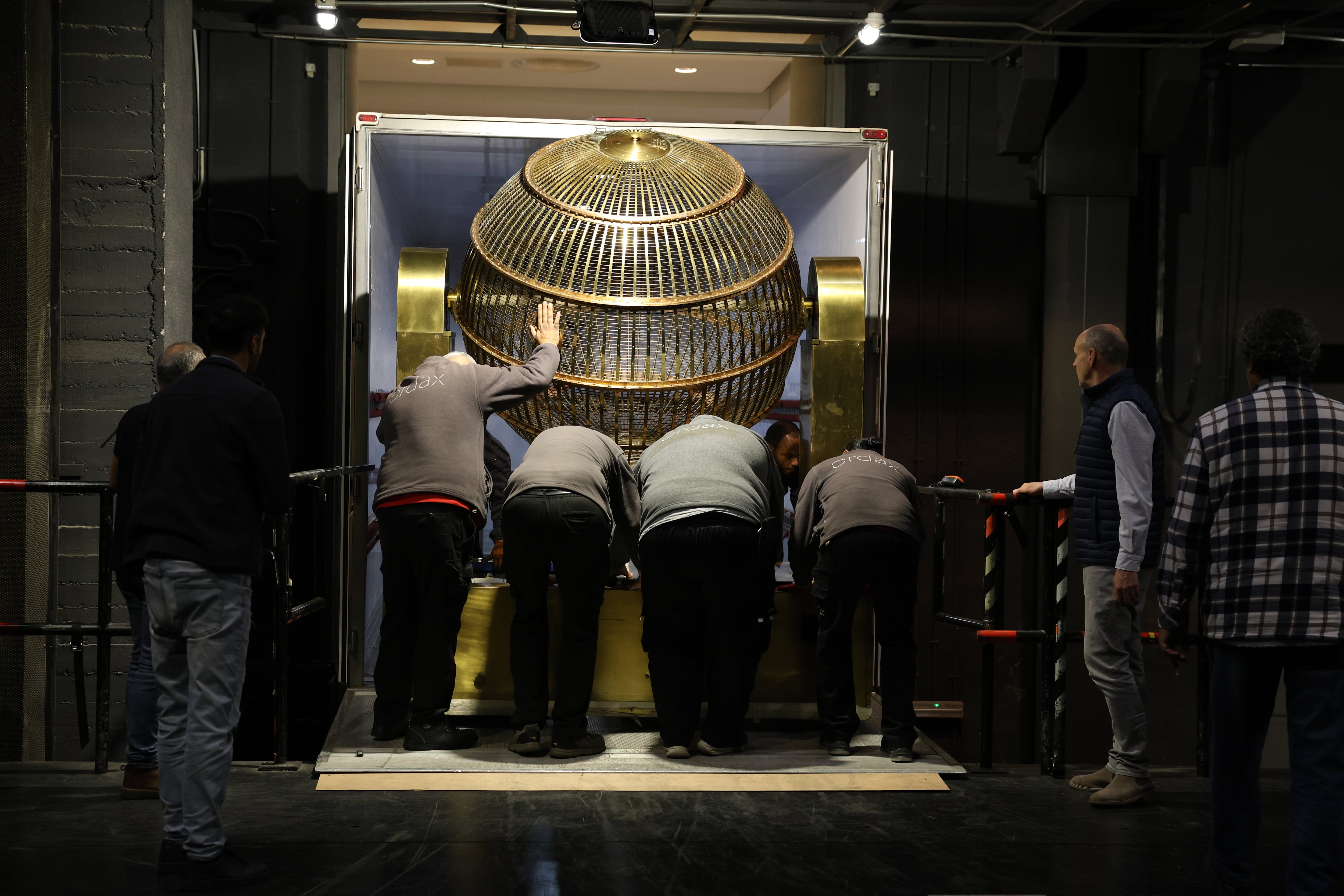 Los bombos y las bolas llegan al Teatro Real, donde permanecerán hasta la celebración de El Gordo el próximo 22 de diciembre.