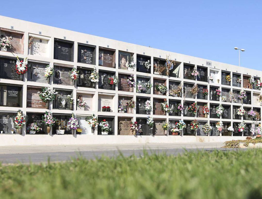 Los ayuntamientos refuerzan las medidas de seguridad para evitar contagios en los cementerios por Tots Sants