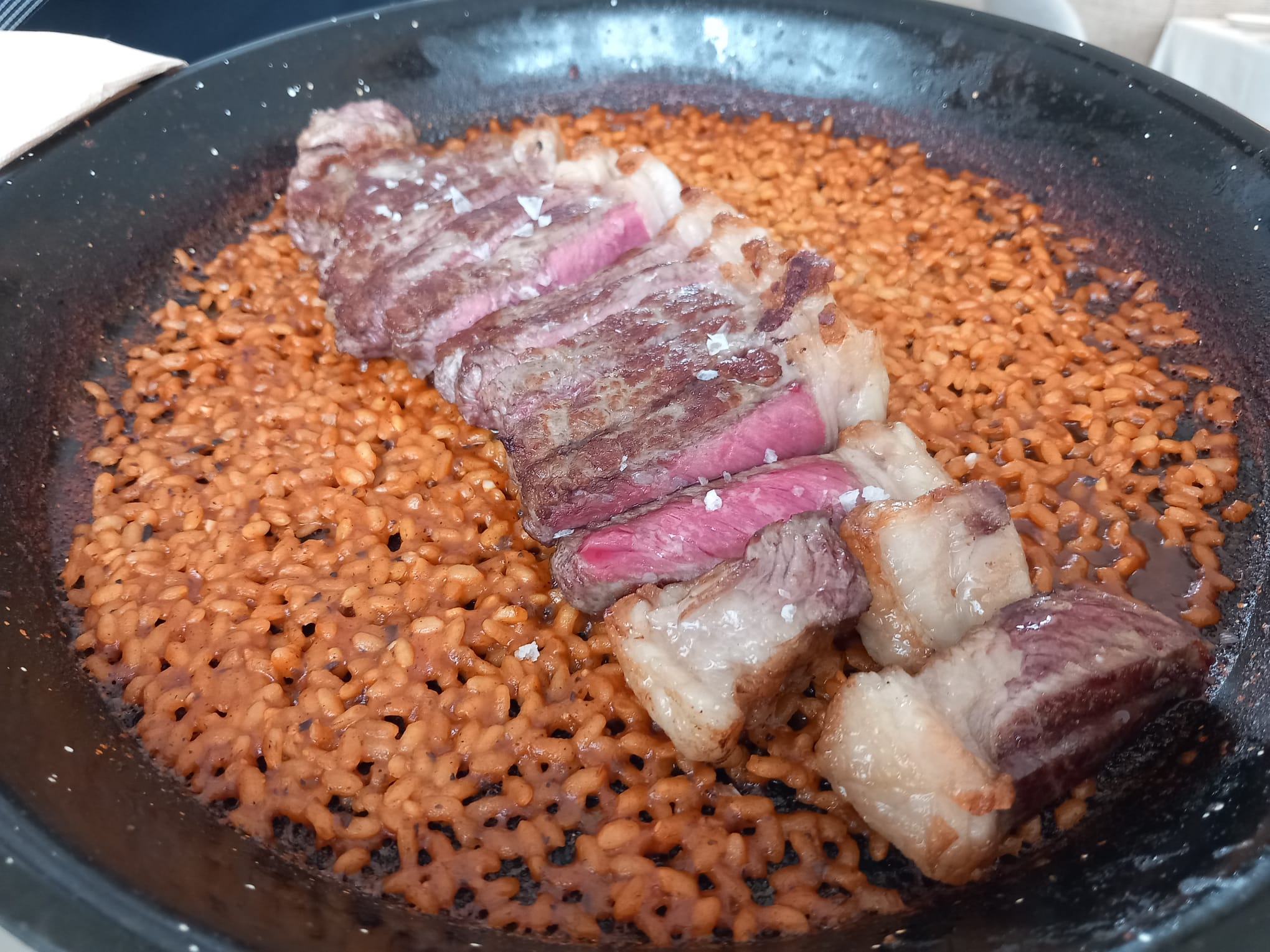 Arroz socarrat con lomo de angus argentino