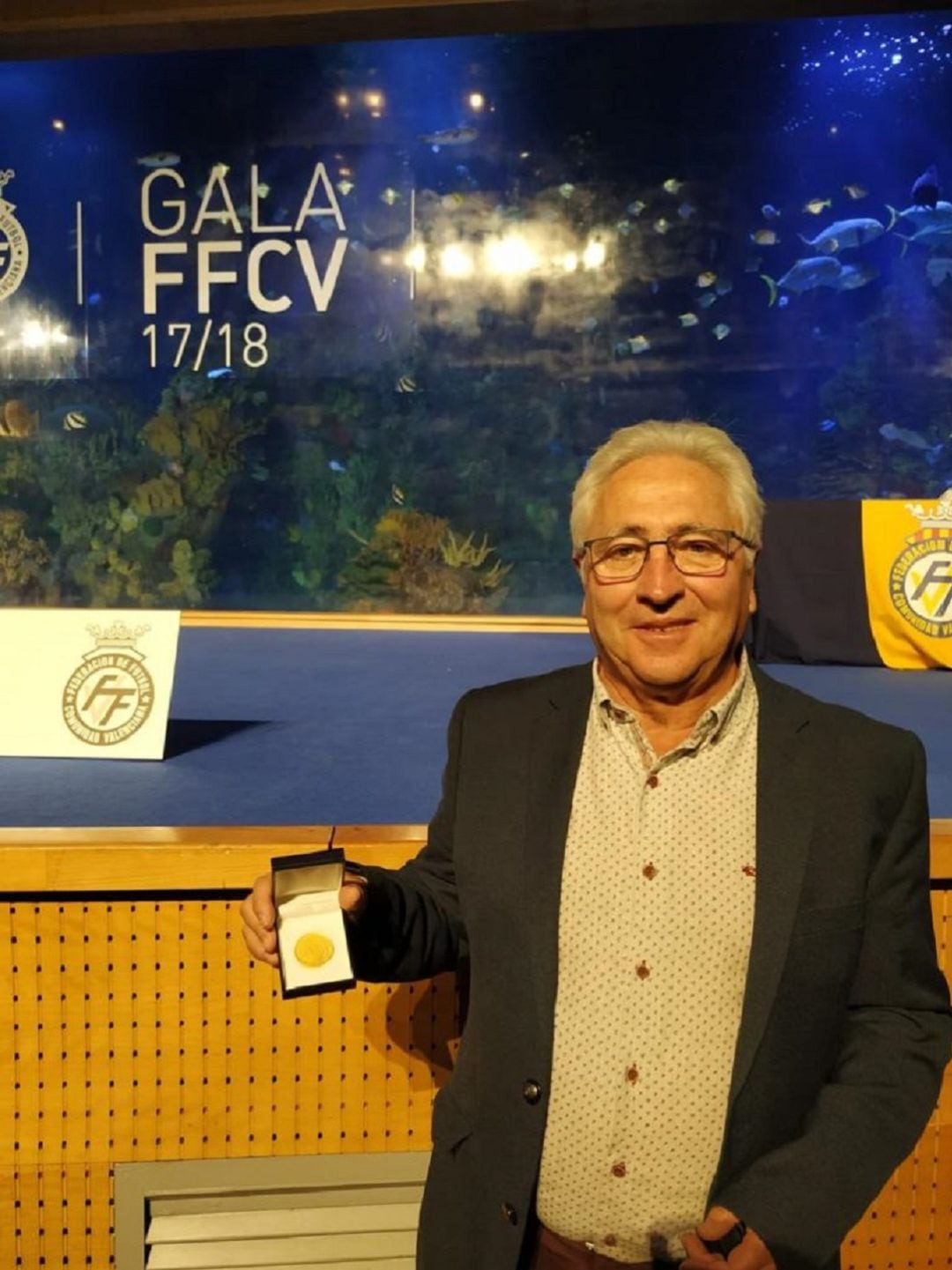 Enrique Cervera posa con la medalla de oro en la Gala de la FFCV