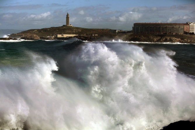 El mar embravecido en A Coruña, donde el temporal ha causado importantes destrozos