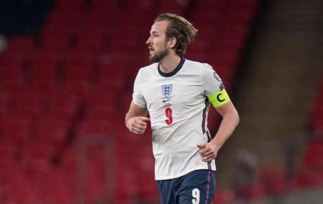 Harry Kane con el brazalete de capitán de la selección inglesa