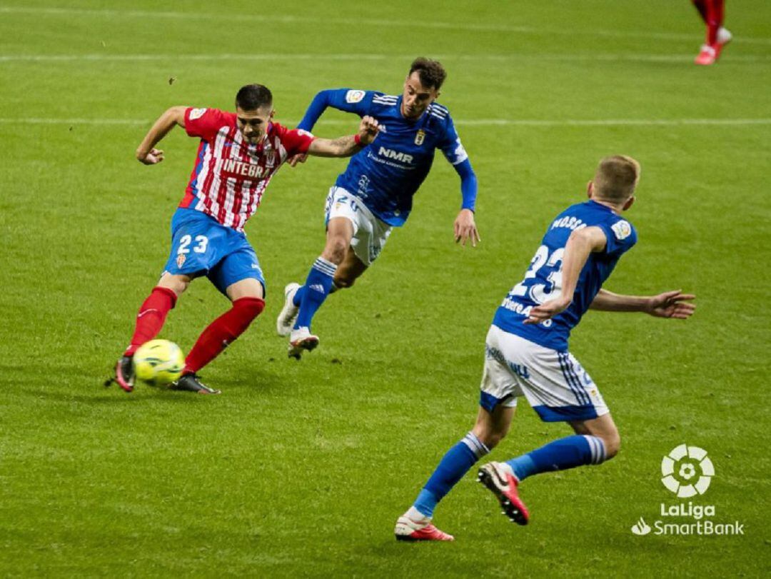 Djurdjevic chuta a puerta en el derbi de la primera vuelta.