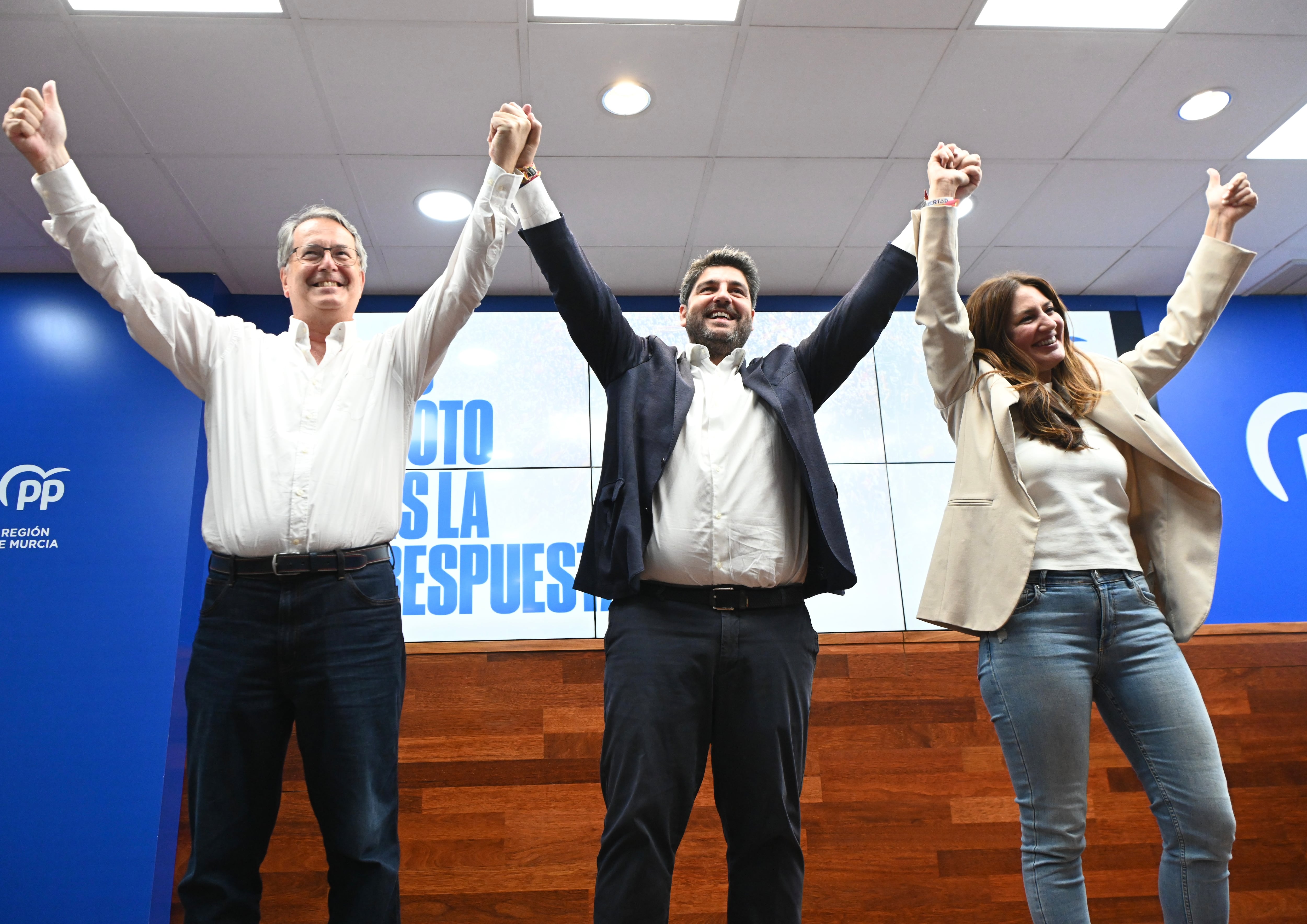 El presidente del PPRM, Fernando López Miras, celebra los resultados electorales junto a los dos candidatos murcianos que entran en la Eurocámara