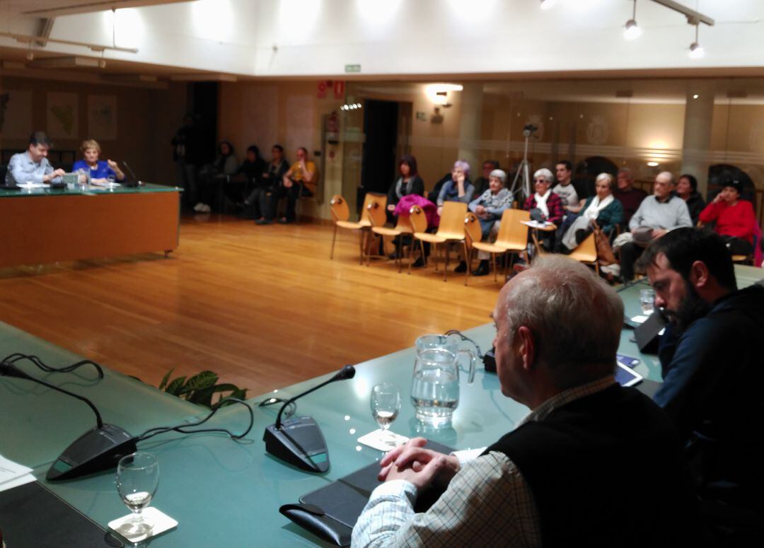 Numeroso público en el pleno de Tafalla que ha aprobado solicitar una consulta popular sobre el tren