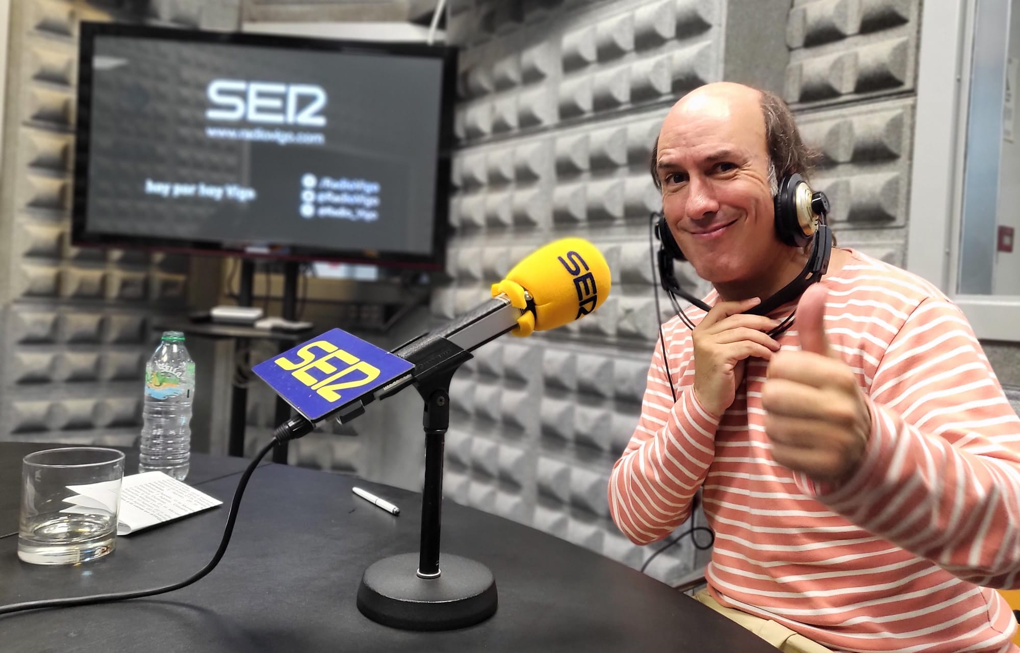 Carlos Núñez visita los estudios de Hoy por Hoy Vigo