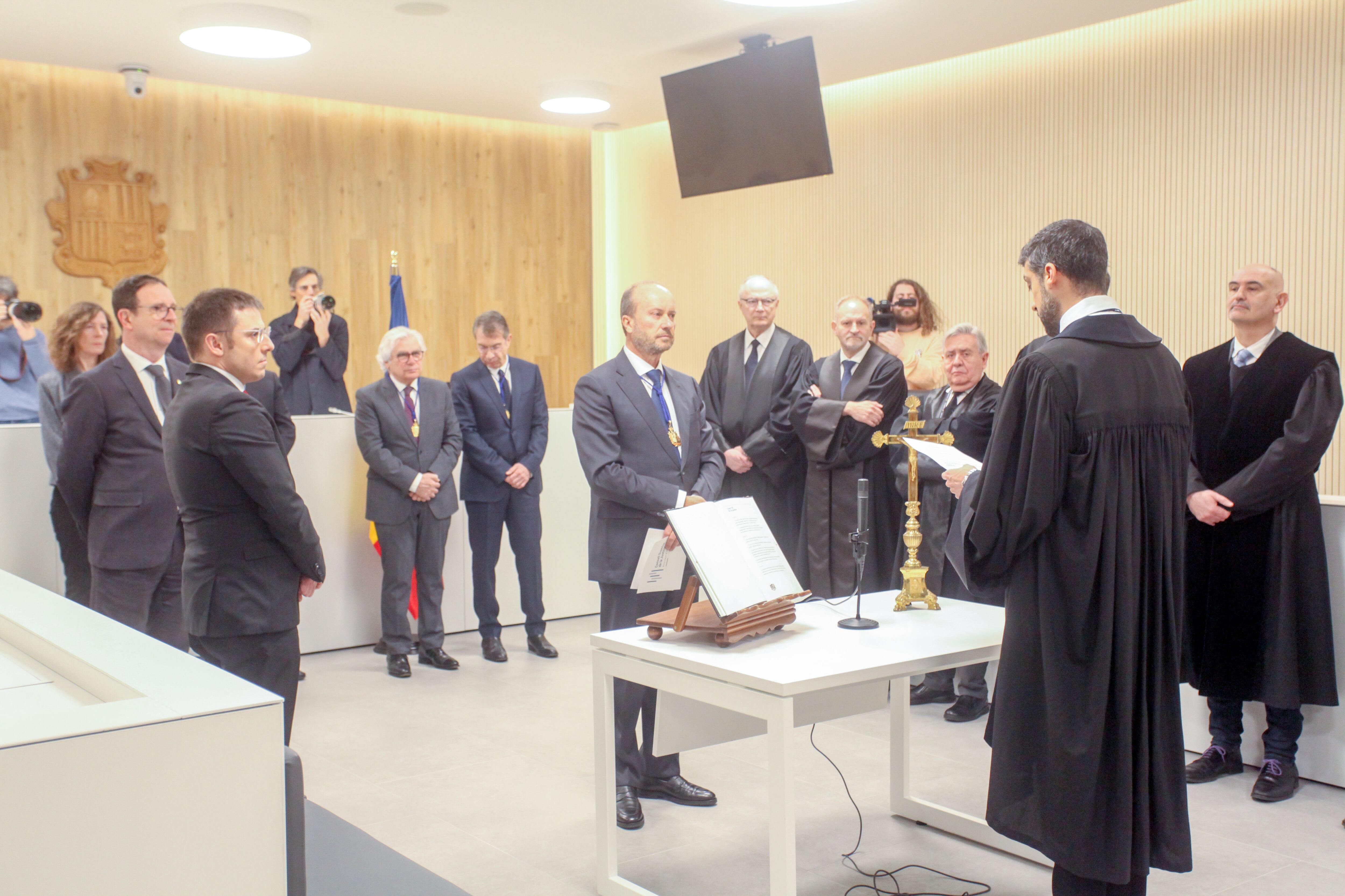 El president del Consell Superior de la Justícia, Josep Maria Rossell, pren jurament a Alexandre Teixeira com a nou fiscal adjunt.