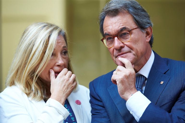 El expresidente de la Generalitat Artur Mas y la exvicepresidenta, Joana Ortega, durante el paro de 5 minutos celebrado en la sede del PDeCAT en protesta por el encarcelamiento del presidente de la ANC, Jordi Sánchez, y el presidente de Òmnium Cultural, J