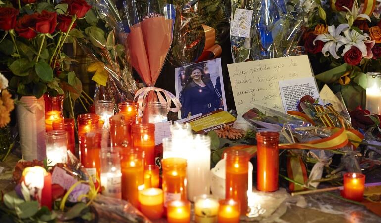 Flores y mensajes de recuerdo a la exalcadesa de Valencia, Rita Barberá, a  las puertas del Ayuntamiento