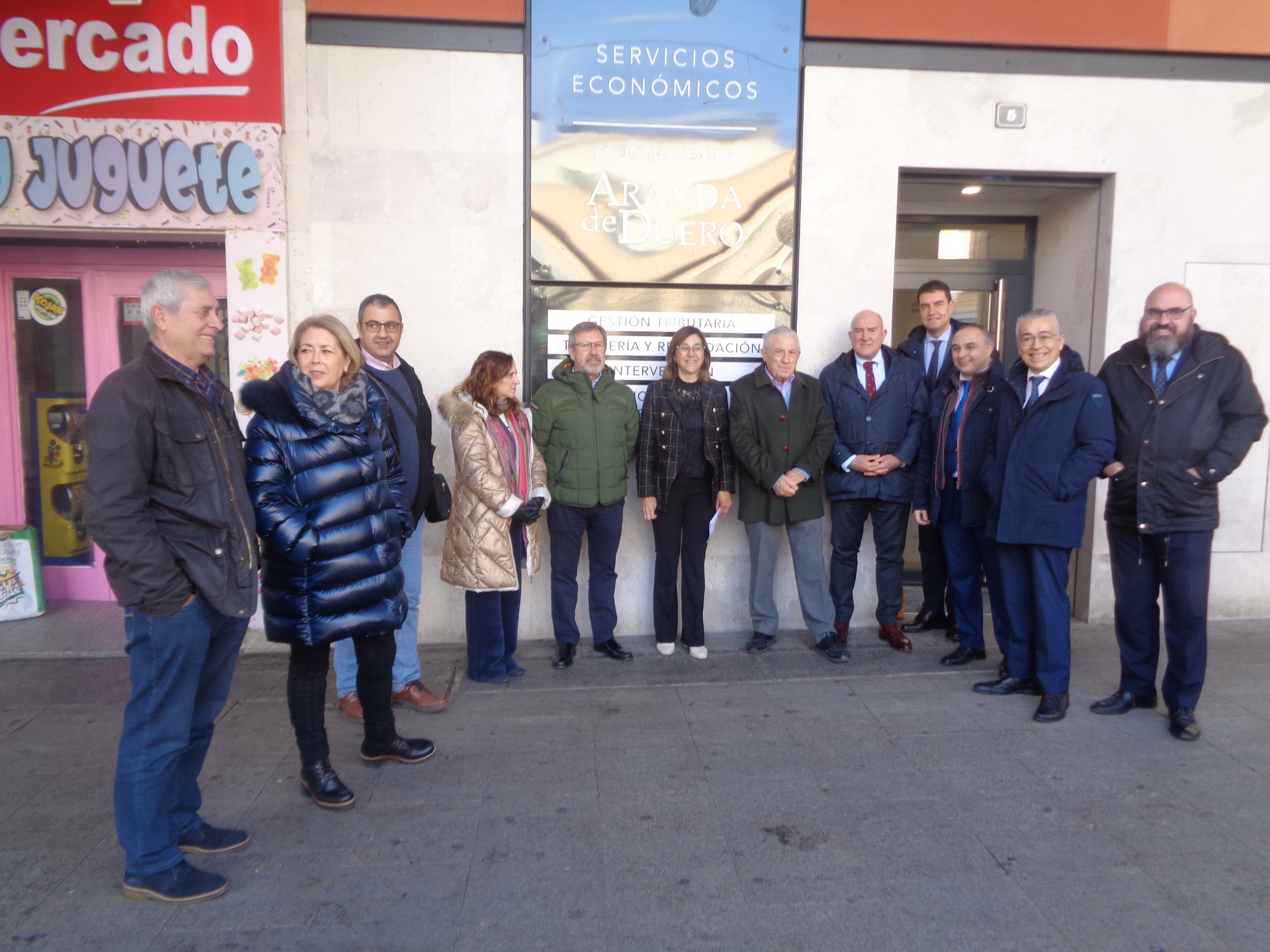 Imagen del acto inaugural a las puertas del edificio