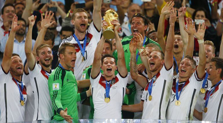 Los jugadores de Alemania levantan el trofeo de campeones del Mundial 2014.