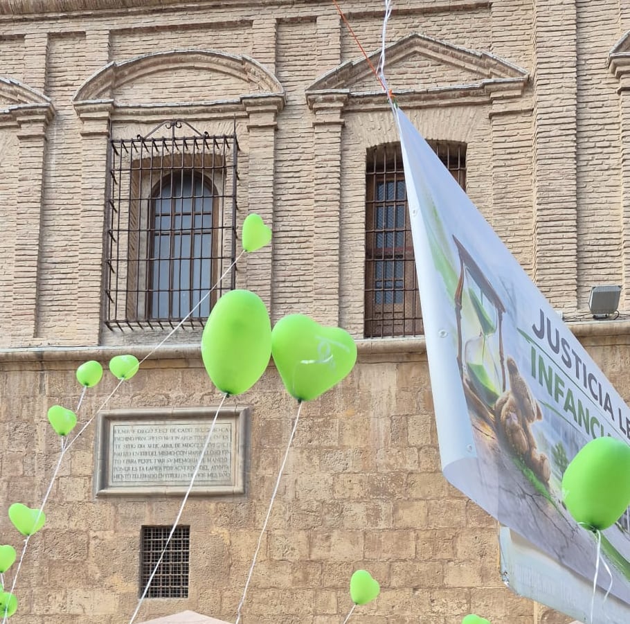 Globos verdes y una pancarta con el lema “Justicia lenta, infancia perdida” protagonizan la concentración de APFS en Santo Domingo, en un ambiente festivo y reivindicativo.