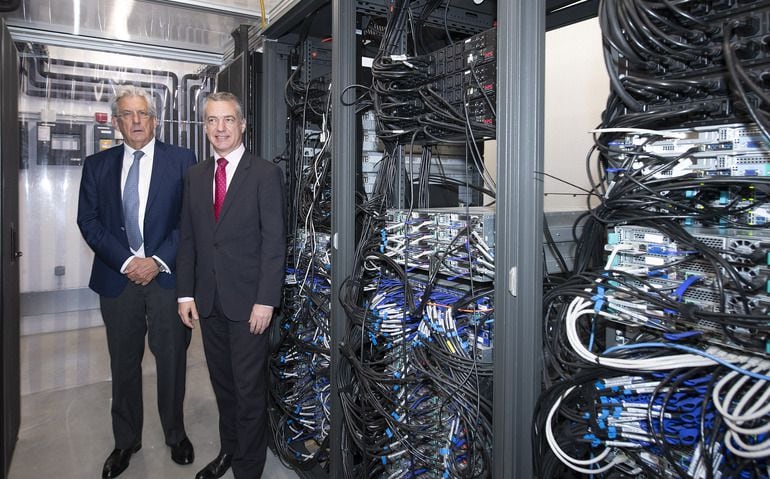 El lehendakari Urkullu junto a Pedro Miguel Etxenike durante la visita al supercomputador Atlas. 