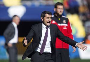 El entrenador del Athletic, Ernesto Valverde, sigue desde la zona técnica el partido ante el Levante
