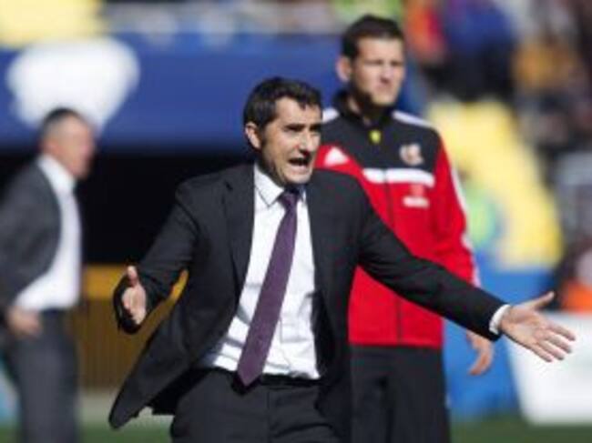 El entrenador del Athletic, Ernesto Valverde, sigue desde la zona técnica el partido ante el Levante