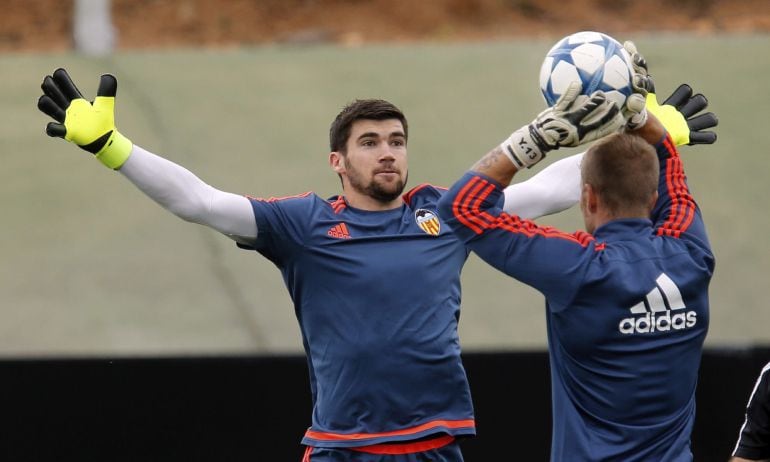 GRA029. VALENCIA, 27/09/2015.- El portero del Valenca CF Mathew David Ryan, durante el último entrenamiento en la Ciudad Deportiva antes de partir el lunes a Lyon, donde el martes jugarán la segunda jornada de la Liga de Campeones. EFE/Juan Carlos Cárdenas