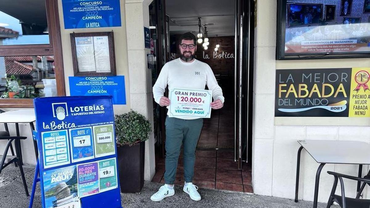 Otto Gutiérrez, propietario del local donde se vendió el boleto ganador.