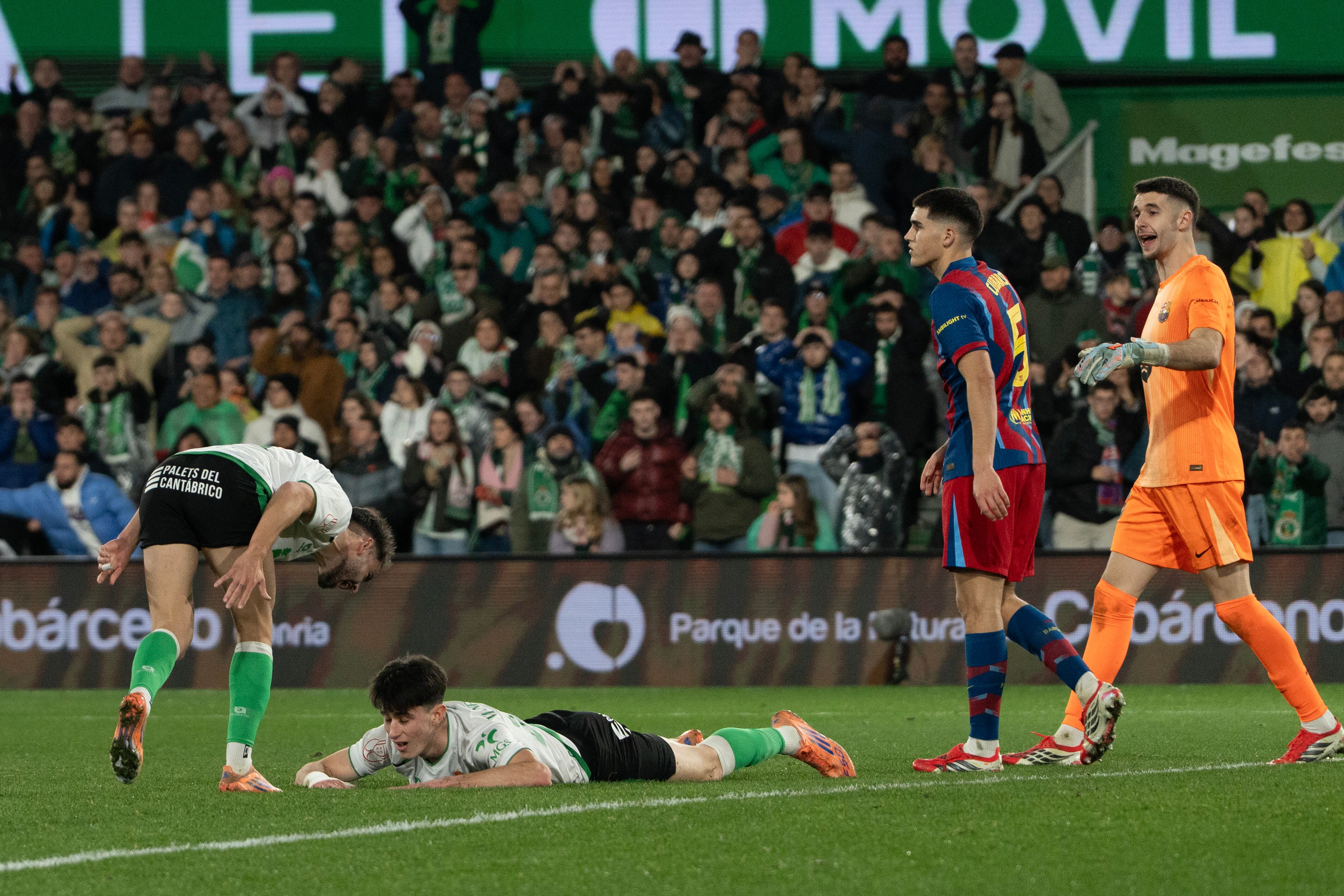 El delantero del Racing Manex Lozano (2i) se lamenta tras fallar una ocasión de gol en el partido de octavos de final de Copa del Rey