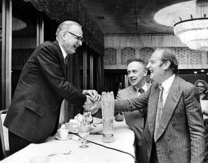 Francis Crick y James D Watson junto a Maclyn McCarty