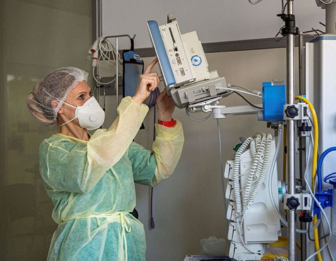 Sanitaria trabajando en un hospital