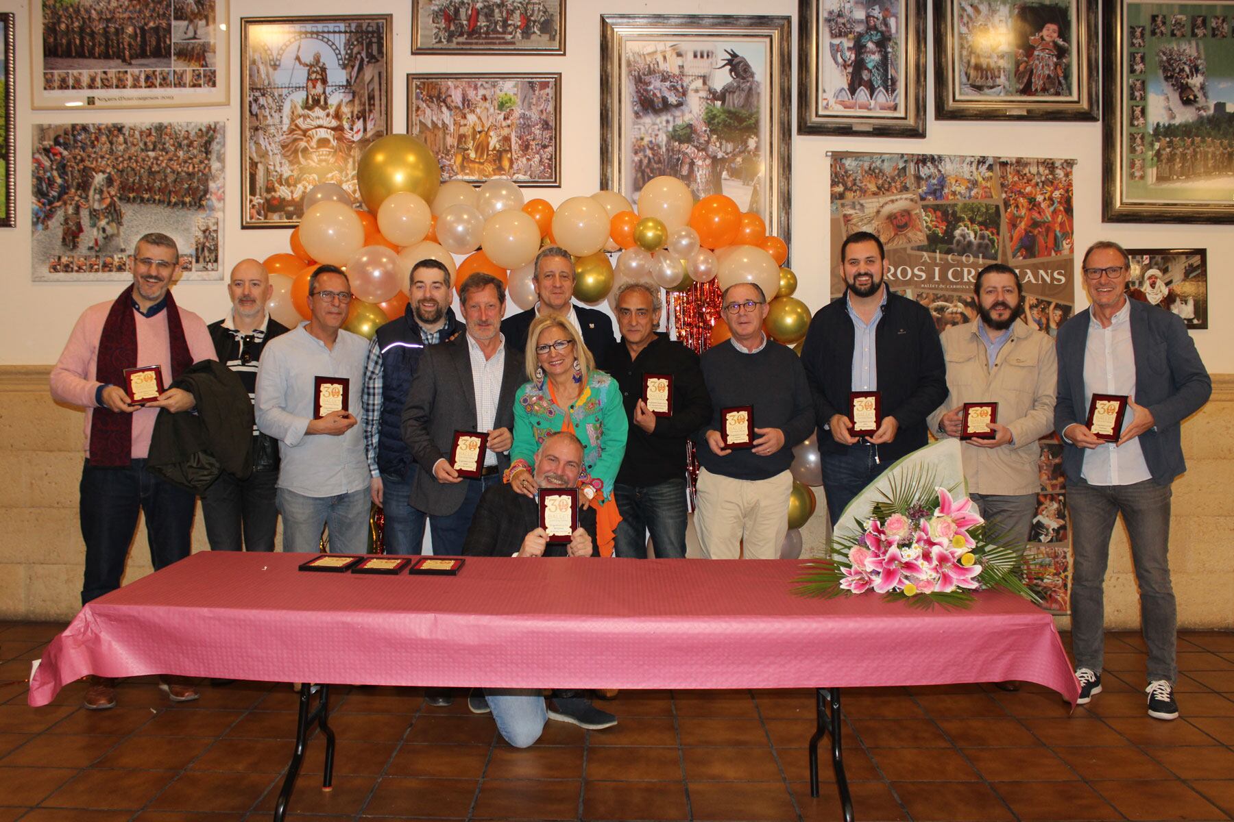Carmina Nadal junto a los primers trons o representantes de las filaes en las que su ballet ha participado en sus boatos los últimos 30 años