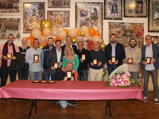 Carmina Nadal junto a los primers trons o representantes de las filaes en las que su ballet ha participado en sus boatos los últimos 30 años