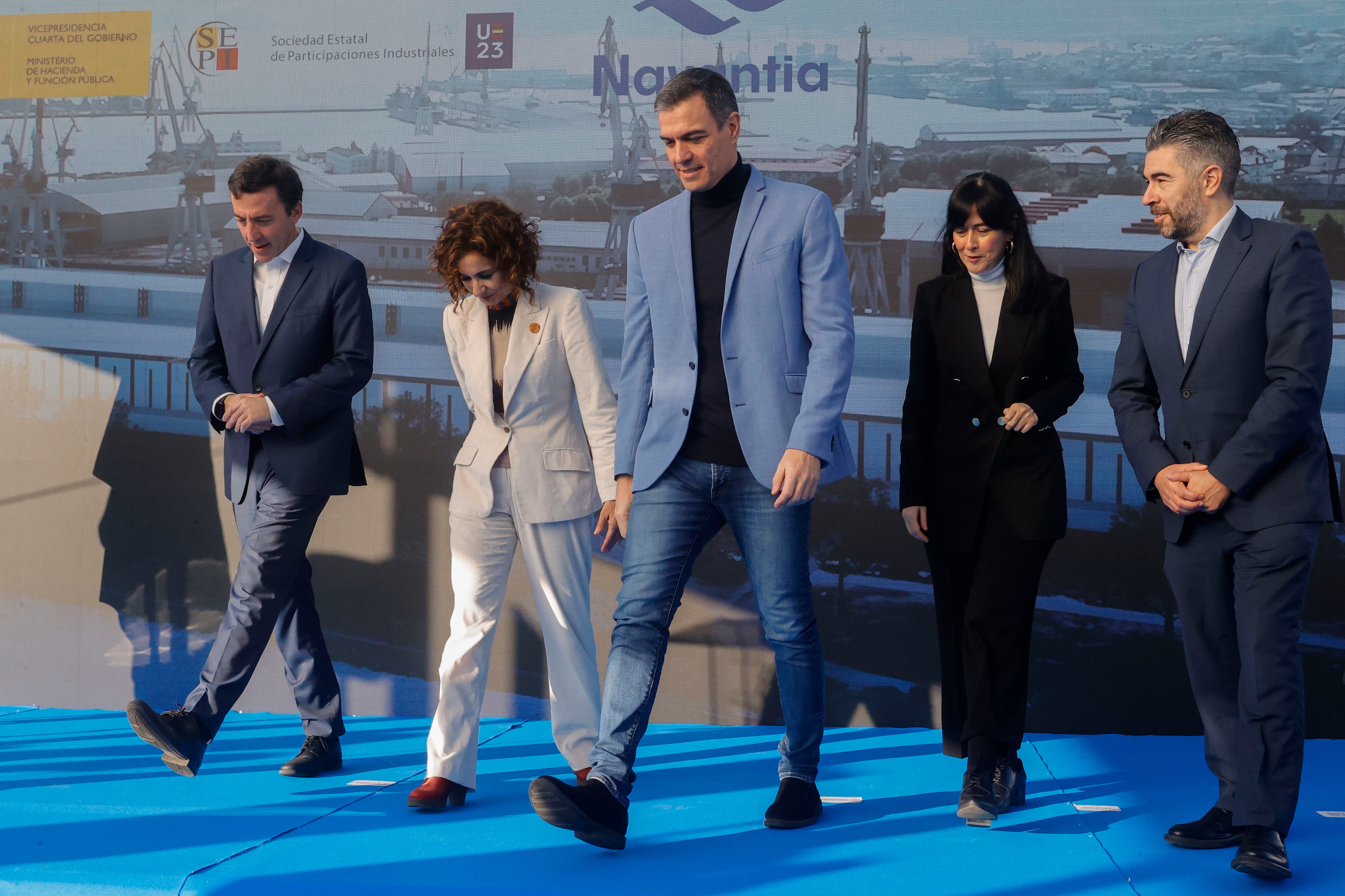 El presidente del Gobierno, Pedro Sánchez, en su visita del pasado mes de diciembre a Navantia Ferrol junto a la vicepresidenta cuarta y ministra de Hacienda y Función Pública, María Jesús Montero (2i), y el presidente de Navantia, Ricardo Domínguez (1i). EFE/ Kiko Delgado.