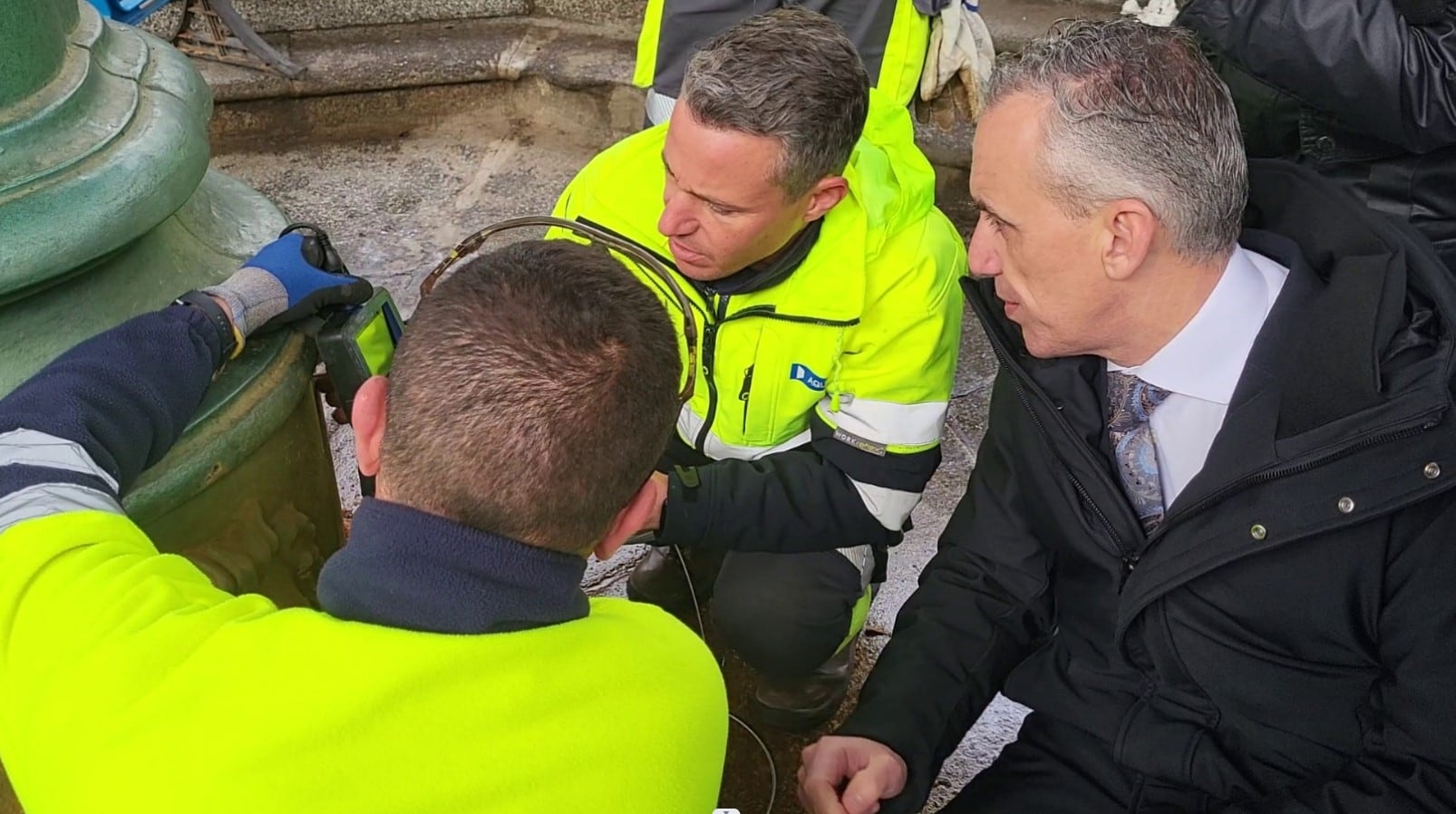 Miguel Ángel Ruiz en la Fuente Agria junto a técnicos de Aguas  de Puertollano