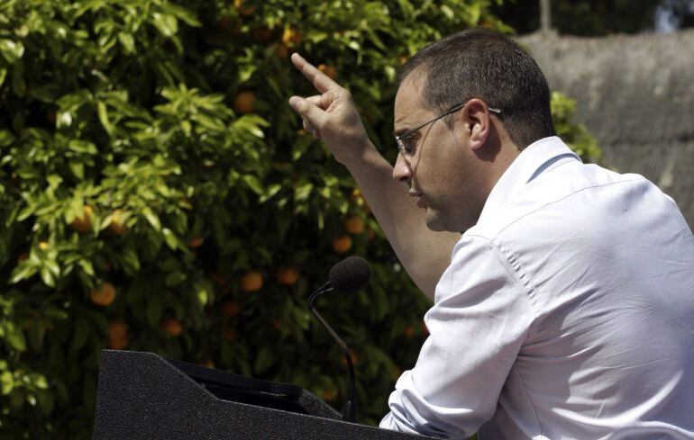 GRA125. ALCANTARILLA (MURCIA), 18/04/2015.- El secretario de Organización del PSOE, César Luena, durante su intervención hoy en la presentación de la candidatura municipal socialista de Alcantarilla (Murcia) para las próximas elecciones locales. EFE/Javier Carrión López