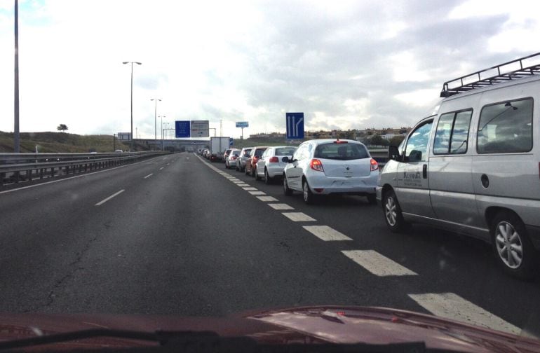 Carril de acceso a la carretera de Granada por el que se tiene que desviar todo el tráfico 